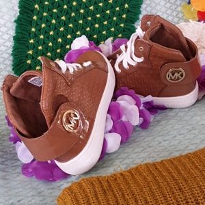 MICHAEL KORS GIRLS IVY LEXI COGNAC EMBOSSED SHOES.